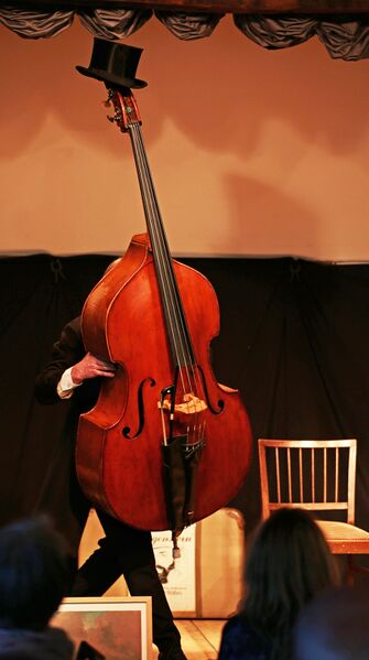 Datei:RöhrshinterKontrabass.jpg