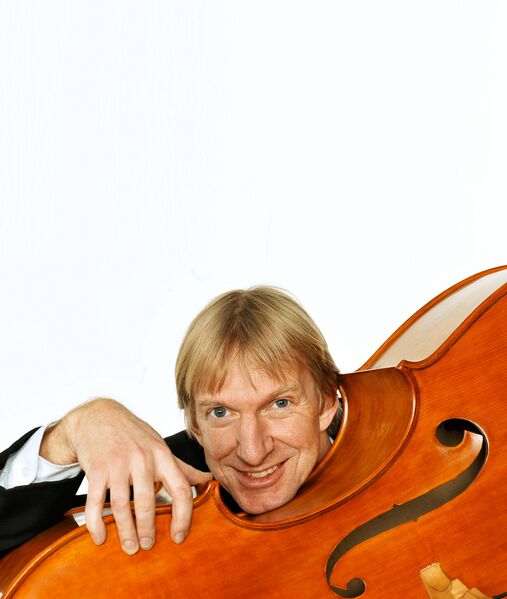 Datei:RöhrsKopfmitKontrabass.jpg